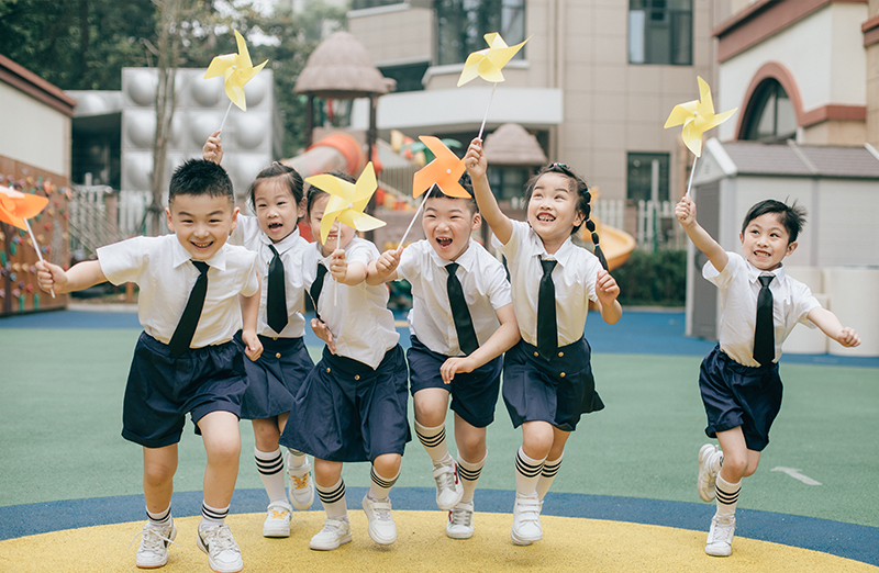 自闭症谱系障碍（Autism Spectrum Disorder, ASD）是一种神经发育障碍，主要表现为社会交往、语言沟通、兴趣爱好及行为模式的异常或局限性。以下为其图文介绍：这是自闭症谱系障碍的图文介绍，图片以直观的方式展示了与ASD相