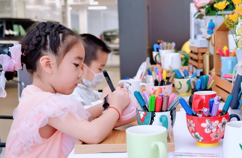 感觉统合失调（感统失调）是指大脑对身体各感觉系统（如触觉、听觉、视觉、前庭觉、本体觉等）的信息处理和协调出现障碍，导致儿童在行为、学习和社交能力上出现问题。通过科学的感统训练，许多孩子可以显著改善感统功能。以下是感统失调康复的详细介绍：感统